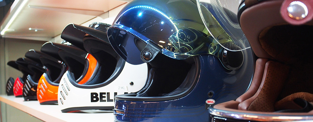 店頭に並ぶヘルメットの写真