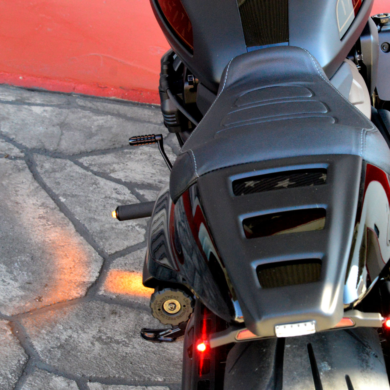 【12月限定セール】 【車検対応】 ハーレー フットペグLEDウインカー ブラック