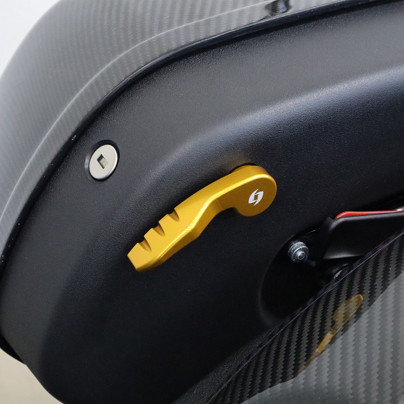 サドルバッグラッチレバー