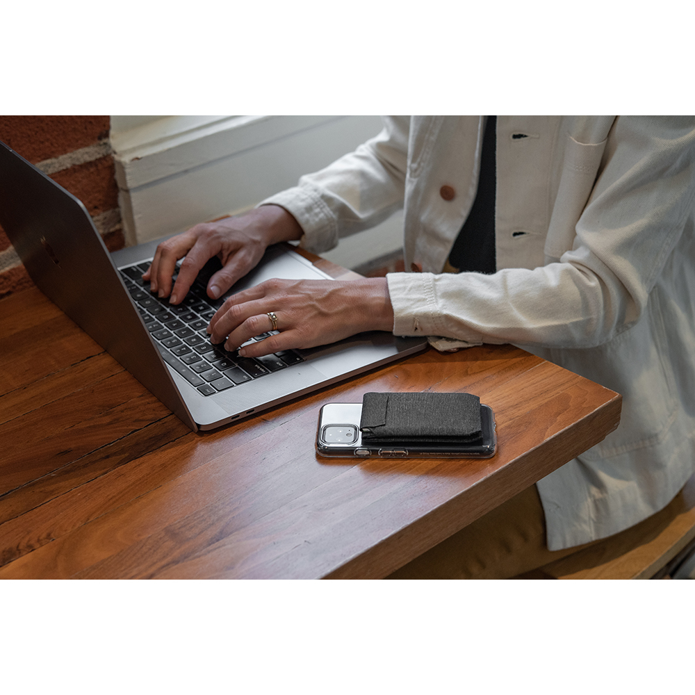 ユニバーサル アダプター チャコール