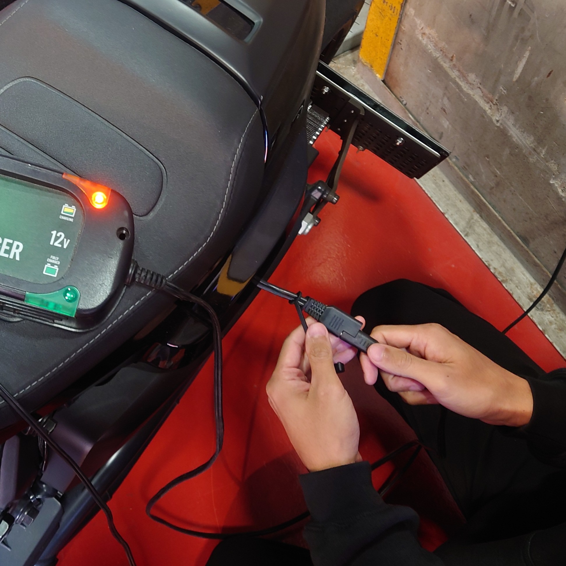 【日本仕様】 バッテリーチャージャー パワーテンダー 5Amp