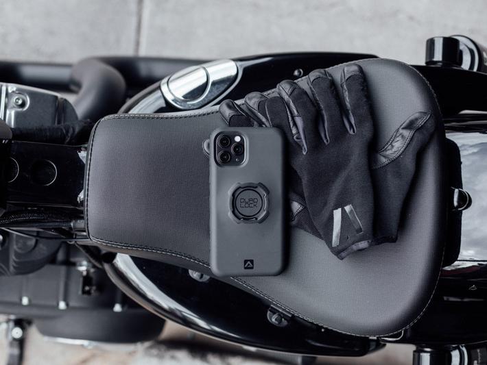 iPhone 13 ProMax用 TPU・ポリカーボネイト製ケース