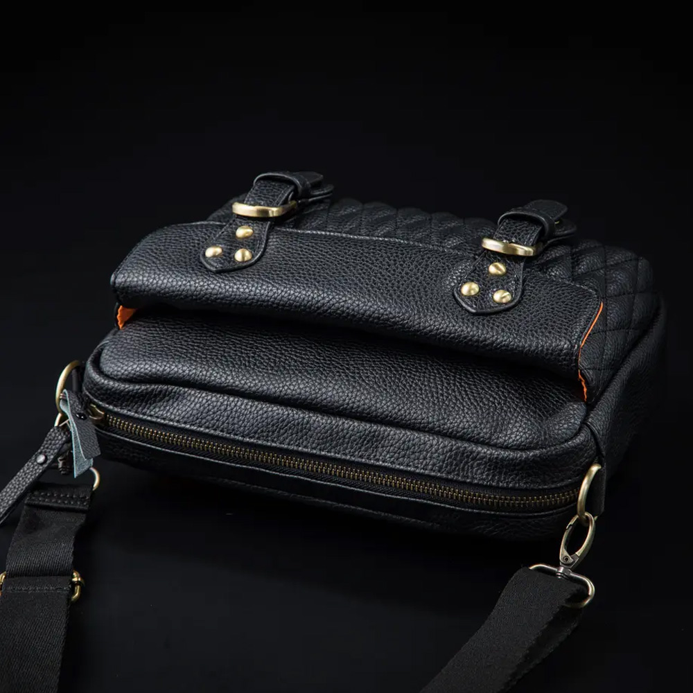 ショルダースクエアバッグ オールドシンボル ヴィーガンレザー ブラック DLMS