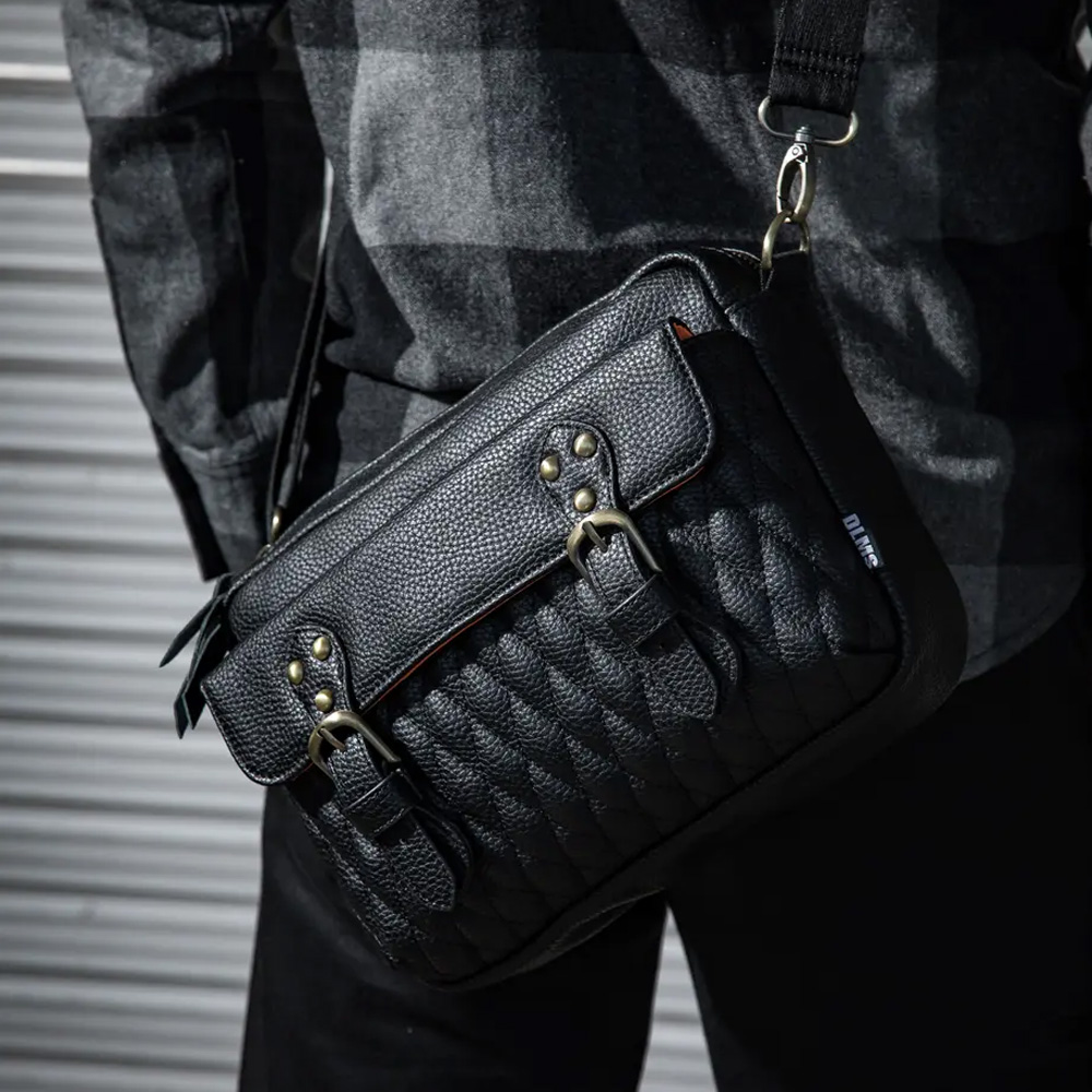 ショルダースクエアバッグ オールドシンボル ヴィーガンレザー ブラック DLMS