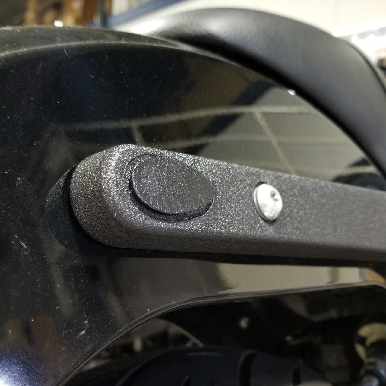 ハーレー リアウインカーホールカバープレート フェンダーストラット貼り付けタイプ(左右2枚セット)/ リンクルブラック