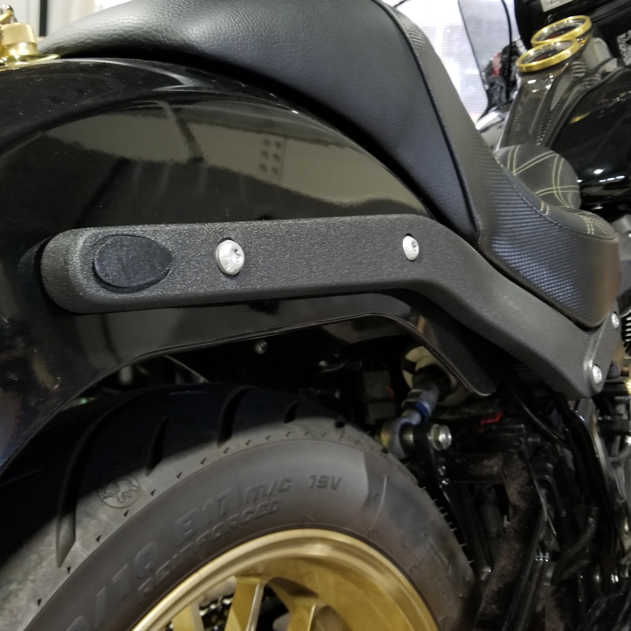 ハーレー リアウインカーホールカバープレート フェンダーストラット貼り付けタイプ(左右2枚セット)/ リンクルブラック