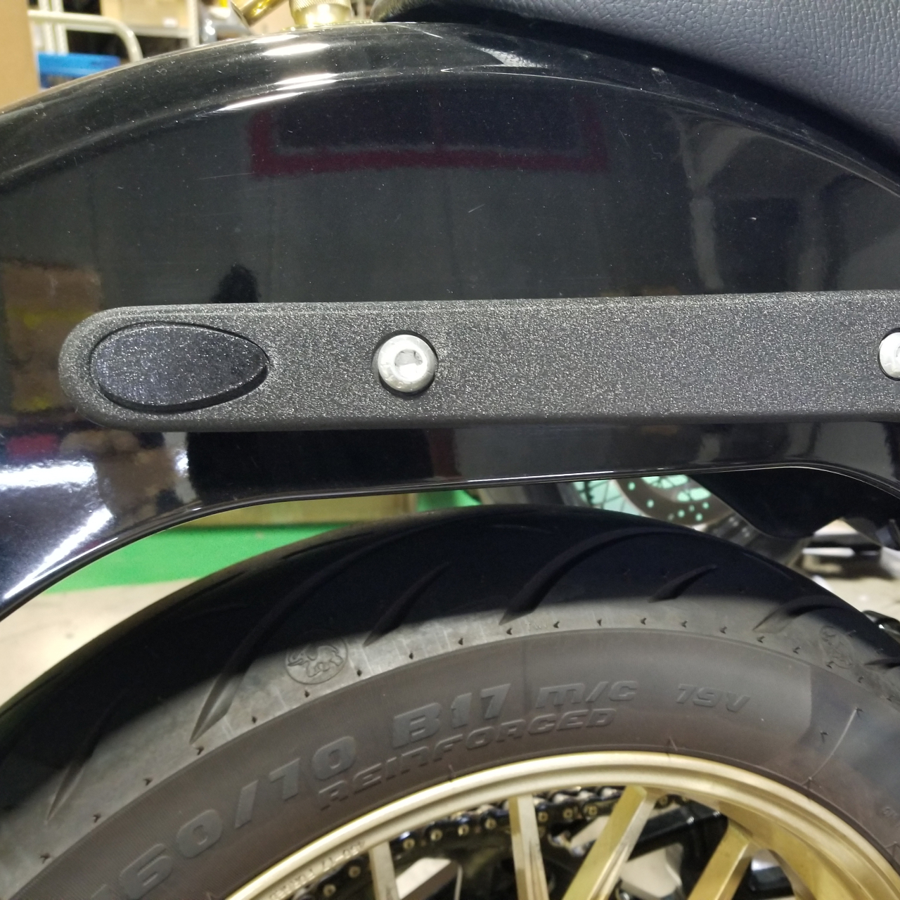 ハーレー リアウインカーホールカバープレート フェンダーストラット貼り付けタイプ(左右2枚セット)/ リンクルブラック