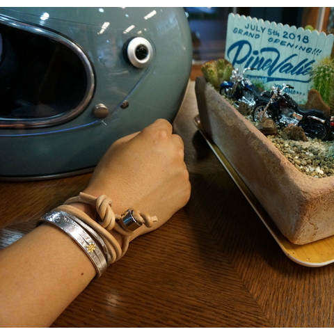 【在庫限り】 レザーブレスレット3連/ナチュラル